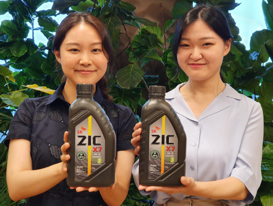 SK이노베이션 직원들이 21일 서울 종로구 SK서린빌딩에서 새로운 재생용기를 소개하고 있다. <SK이노베이션 제공>